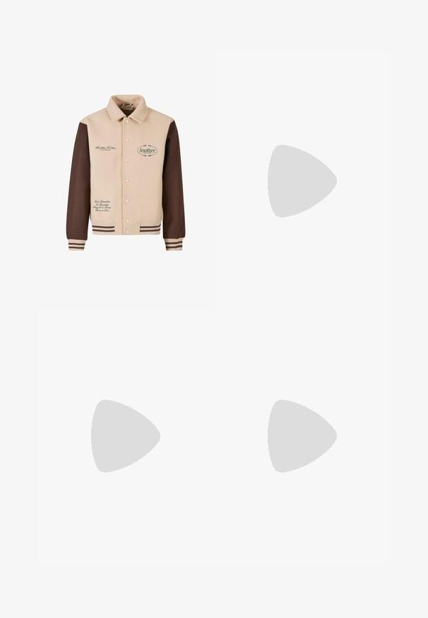 Beige og brun jakke med knapfront, krave, broderet tekst og stribede manchetter. Fremstillet af blødt stof, med dekorative lapper.; Langærmet poloshirt i off-white bomuld, med klassisk krave, tre-knaps lukning og en afslappet pasform uden synlige mønstre.; Lys blå jeans med vide ben lavet af denim. Har fem lommer, en knaplukning og falmede områder for et brugt udseende.; Sort læderloafer med en kraftig gummisål og klassiske penny-strap detaljer, vist fra ydersiden.