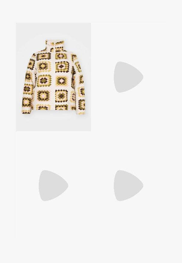 ONLY Carmakoma VIBBE  - Χειμωνιάτικο μπουφάν - moonbeam/lizard/mustard gold/pinecone/misty; Σκούρο γκρι πλεκτό πουλόβερ με V λαιμόκοψη, μακριά μανίκια και άνετη γραμμή. Μαλακή υφή, ελάχιστες λεπτομέρειες και λεία φινίρισμα.; Σκούρο μπλε τζιν παντελόνι με ίσια γραμμή, που διαθέτει φερμουάρ, πέντε τσέπες και ορατές ραφές.; Μαύρο αθλητικό παπούτσι Adidas με λευκές ρίγες και καφέ σόλα που αιωρείται πάνω από γκρίζα σκυρόδεμα σκαλοπάτια σε φυσικό φως.