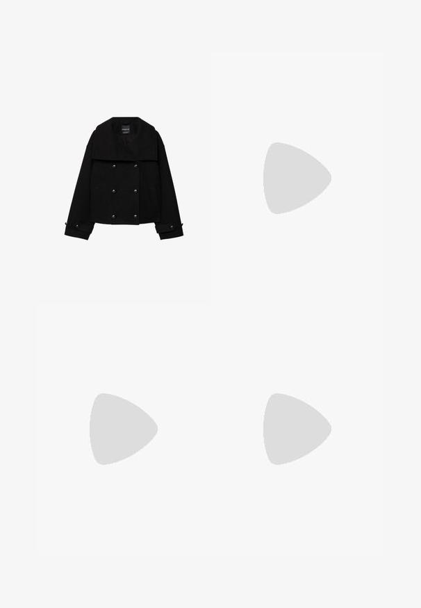 Schwarze, zweireihige, kurz geschnittene Jacke aus Wolle mit großen Revers, zwei Eingrifftaschen vorne und Knopfdetails an den Ärmeln.; Graues asymmetrisches One-Shoulder-Oberteil mit dezidem Karomuster und leichter Raffung an einer Seite, aus weichem Stoff gefertigt.; Schwarzer Midirock mit elastischem Bund und leichtem Ausstellen, aus glattem Stoff, geeignet für Freizeit- oder formelle Anlässe.; Hoher schwarzer Lederstiefel mit Absatz, umgeschlagenem Umschlag und abgerundetem Zehenbereich, steht aufrecht auf weißem Hintergrund.