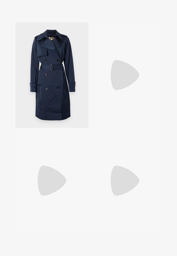 Trench-coat bleu marine à double boutonnage avec large col, taille ceinturée, épaulettes et manches longues avec brides aux poignets.; Chemise blanche à manches longues avec col pointu et poignets, présentée sur un fond clair uni.; Pantalon droit sur mesure couleur blanc cassé avec pli avant, ceinture et fermeture avant dissimulée sur un fond uni.; Chaussure slingback femme en cuir noir avec bout pointu et talon bloc épais et haut sur fond blanc.
