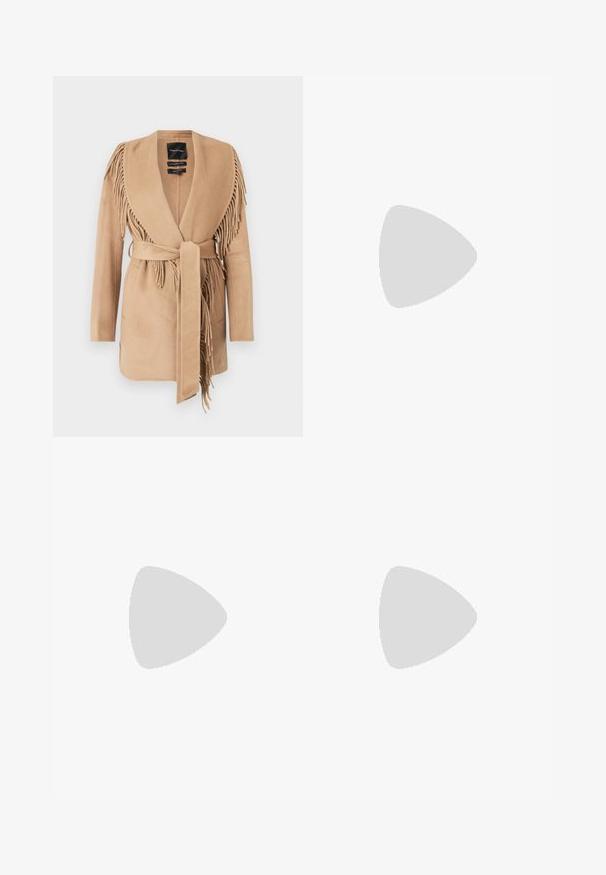 Manteau enveloppant frangé beige en tissu doux, avec un col châle, une ceinture à nouer et deux poches plaquées à l'avant.; T-shirt à manches courtes rose clair en tissu côtelé, avec un col rond et une coupe décontractée. Design simple et sans couture.; Jeans taille haute, bleu foncé, à jambe large, avec poches avant et à pièce, fermeture à bouton et détails de décoloration subtile sur les cuisses.; Chaussure slingback femme en cuir noir avec bout pointu et talon bloc épais et haut sur fond blanc.