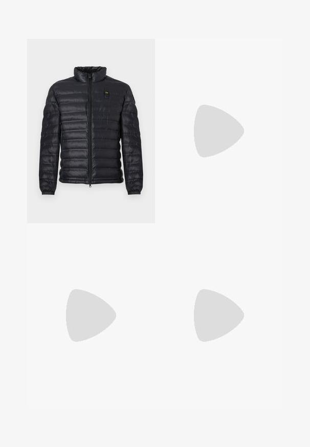 Veste matelassée noire avec col montant, fermeture éclair intégrale à l'avant, poignets élastiques et petite étiquette logo rectangulaire sur la poitrine.; Pull bleu marine à manches longues en tissu côtelé texturé. Il présente un col rond et une patte de boutonnage à trois boutons. Les poignets et l'ourlet sont unis.; Jean en denim bleu clair avec coupe droite, design à cinq poches, fermeture par bouton et légère décoloration sur les cuisses et les genoux.; Mocassin noir en cuir sans contrefort avec des glands sur le dessus, affiché de côté sur un fond clair uni.