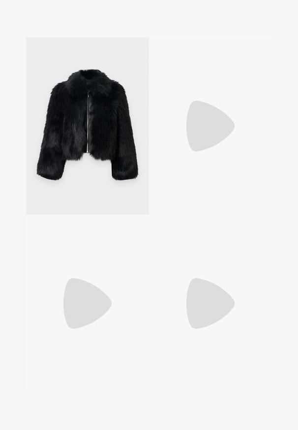 Veste courte en fausse fourrure noire avec une fermeture éclair devant, un col rond et un tissu texturé. Dotée de manches longues et d'un aspect doux.; Anna October TULIP MAXI DRESS - Robe de cocktail - black; Escarpin en cuir verni noir à talon haut avec bout pointu et talon aiguille, présenté de profil sur un fond blanc uni.; Pochette noire en mesh avec une silhouette structurée, ornée de petits clous métalliques, dotée d'une fermeture à clip et d'une bandoulière en chaîne détachable.