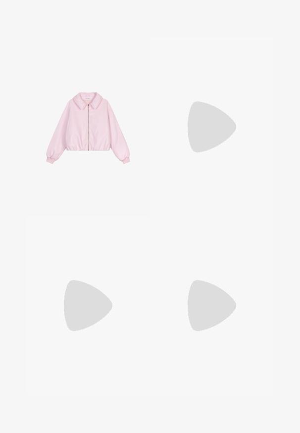 Chaqueta corta de color rosa claro con cuello y cierre de cremallera. Presenta puños y dobladillo elásticos, textura suave similar a la satén y sin patrones.; Vestido midi de satén rosa con mangas cortas abullonadas, escote redondo y dos volantes en las dobladillos.; Tacones de charol rosa con punta redondeada, tres tiras y adornos de cereza. El tacón bloque transparente presenta acentos florales. Calcetines blancos con relieve.; Bolso brillante color rosa con forma de concha, con un patrón marmoleado y un asa hecha de grandes perlas blancas.