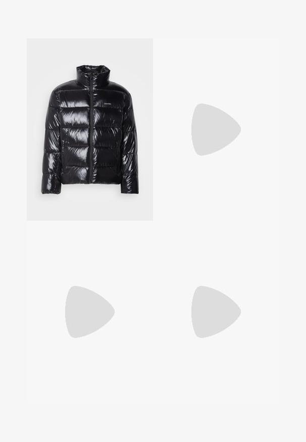 Sort pufferjakke med en blank overflade, som har høj krave, frontlynlås og to sidelommer med lynlås. Kassequiltet design.; Langærmet, cremefarvet polo lavet af bomuld, med en rød broderet logo på venstre bryst og et klassisk kravedesign.; Mørkeblå jeans med lige ben, forsideknap og lynlås, forlommer og bæltestropper.; Sorte læder ankelstøvler med rund tå, snørelukning og en løkke bagpå. Tekstureret overdel og gummisål.