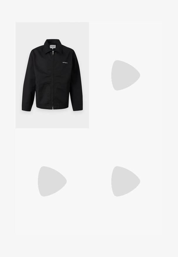 Veste noire à fermeture éclair avec col, manches longues, et logo blanc "Carhartt" sur la poitrine, présentée sur un fond uni.; T-shirt blanc uni à manches courtes et col rond avec une étiquette de la marque WEEKDAY visible au niveau du col, présenté sur un fond clair.; Pantalon large à rayures verticales bleu foncé avec fermeture éclair et bouton, quatre poches, et détails de coutures contrastantes blanches.; Mocassin à lacets en daim marron avec semelle épaisse foncée, vue latérale sur fond clair uni.