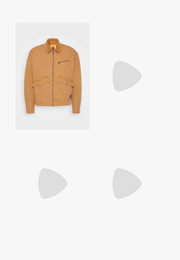 Veste beige avec un col en velours côtelé, fermeture éclair à l'avant et deux grandes poches. Comprend une petite poche poitrine zippée et un patch logo.; Chemise à manches longues en motif écossais orange et noir, fabriquée dans un tissu texturé. Comprend deux poches poitrine et une fermeture à boutons.; Pantalons utilitaires en coton marron avec une coupe droite, dotés de poches avant et d'accents en métal pour une durabilité accrue.; Bottine en cuir marron avec semelle beige sur un tapis beige texturé à côté d'une table ronde en bois avec des livres empilés.