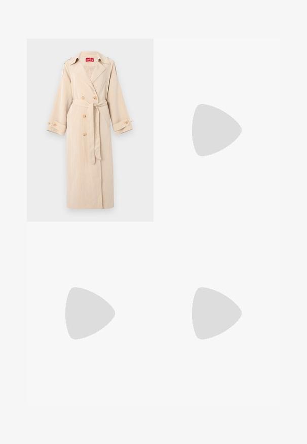 Long trench-coat beige avec larges revers, boutons en bois doubles, ceinture à la taille, brides aux poignets et poches latérales sur fond blanc.; Top tube blanc ajusté sans bretelles avec un décolleté droit et un tissu lisse, présenté sur un fond clair.; Pantalon beige à jambes larges en tissu lisse, doté d'une fermeture à un seul bouton, de poches latérales et d'une coupe décontractée pour un port confortable.; Escarpin slingback en cuir verni nude avec un bout pointu, un décolleté ouvert et un talon aiguille fin. Comprend un accent doré circulaire sur la sangle.