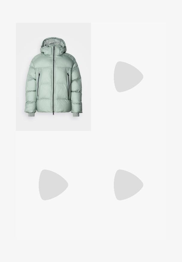 Veste matelassée en vert menthe clair, dotée d'un col montant, d'une fermeture éclair à l'avant et de deux poches latérales avec fermetures éclair noires et poignets élastiques.; Sweat-shirt gris clair à col rond avec poignets et ourlet côtelés, petit logo "BOSS" centré sur la poitrine.; Pantalons noirs à jambes droites avec une taille à bouton, passants de ceinture et pli avant, présentés sur un fond blanc uni.; Mocassin en cuir noir avec un accent métallique, présenté en lévitation au-dessus d'un tapis beige, avec une table ronde de couleur ambre en arrière-plan.