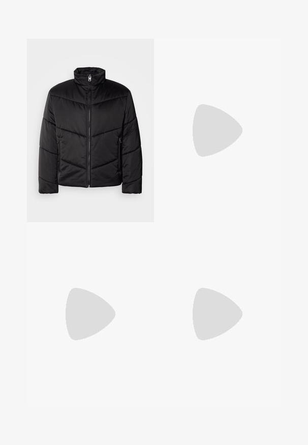 Zwarte pufferjack met hoge kraag, ritssluiting, diagonale quiltpatronen en zijzakken met ritssluitingen.; Zwarte sweatshirt gemaakt van zachte stof met een ronde hals, geribde manchetten en een klein vierkant logo op de borst. Kenmerkt zich door een rode binnenkraag.; Donkerblauwe denim jeans met wijde pijpen, inclusief voorplooien en oranje stiksels, weergegeven op een witte achtergrond.; Zwarte leren veterboot met dikke, getande zool en rode trekband aan de hiel, weergegeven in zijprofiel op een lichtgrijze achtergrond.