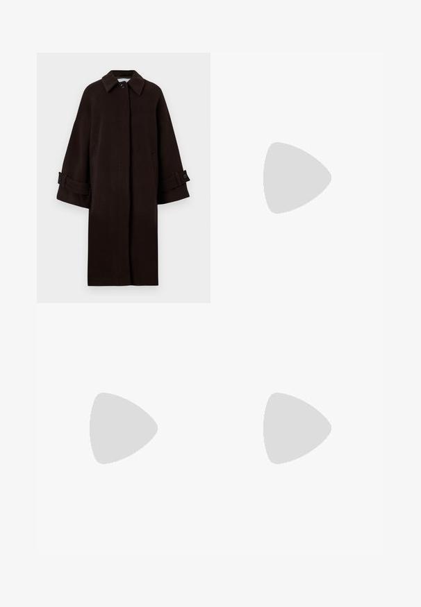 Brun uldfrakke med kravehals, raglanærmer, knaplukning foran og sidelommer. Har ærmeknopper med knapper.; Beige crew-neck sweater lavet af blødt stof. Har ribbede manchetter og kant, med et let cropped design og minimal tekstur.; Mørkeblå denim jeans med lige ben-design, der har høj talje, fem-lomme-stil og kontrastsyninger. Ingen dekorationer.; Sorte læder loafers med rund tå, dekorativ sying og en lille gul accent på vampen. Flad gummisål, slankt design.