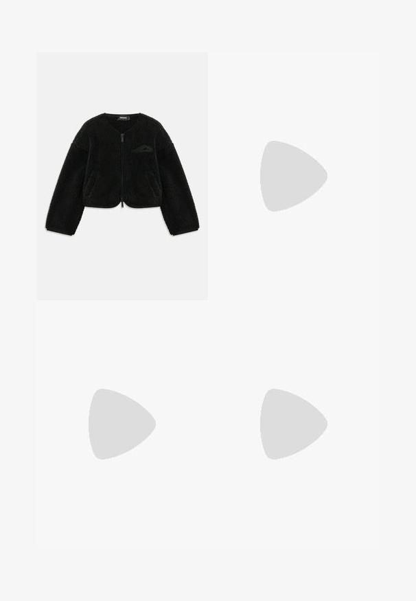 Veste zippée noire en tissu sherpa texturé, avec un col rond, des manches longues et une petite poche sur le côté gauche de la poitrine.; T-shirt en coton noir avec un col rond, des manches courtes et une coupe décontractée. L'étiquette indique "FILIPPA K" au niveau du col.; Jean large en denim bleu clair. Caractéristiques : taille haute, fermeture par bouton et surpiqûres contrastantes. Texture lisse avec légère décoloration.; Bottes noires à la cheville en cuir lisse, dotées d'un bout pointu, d'un tige ajustée et d'un talon haut fin. Design minimaliste sans quincaillerie visible.