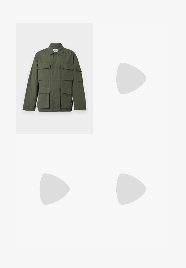 Veste de style militaire vert olive avec quatre poches avant à rabat, poignets boutonnés, col et fermeture éclair frontale dissimulée.; Chemise à manches courtes, couleur kaki, à boutonner, avec un col, deux poches poitrine et un petit logo brodé en bas. Texture de tissu lisse.; Pantalons cargo en vert olive, fabriqués en tissu durable. Présentent deux poches latérales, une taille standard et une coupe droite.; Botte de randonnée en cuir marron avec une finition lisse, cheville rembourrée, œillets en métal et semelle en caoutchouc dotée d'un motif de crampons robuste.