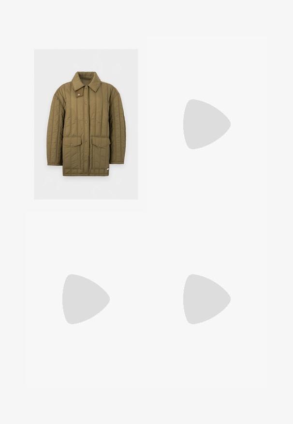 Veste matelassée vert olive avec fermeture frontale à boutons-pression, deux grandes poches à rabat et un large col avec une languette supplémentaire à bouton-pression.; Polo beige en maille à manches courtes avec motifs verticaux texturés, poche avant, patte de boutonnage et bordure contrastante blanche sur le col.; Jean denim bleu foncé à jambes larges avec bouton à l'avant et poches, présenté sur un fond clair uni.; Mocassin en cuir noir avec bout arrondi, détail de couture subtil et talon plat. Texture lisse avec une silhouette simple.
