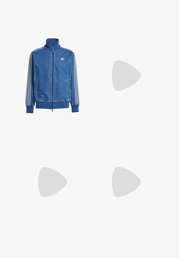 Blå denim Adidas træningsjakke med høj krave, fuld lynlås foran, sidelommer, ribstrikkede manchetter og kant samt tre hvide striber på ærmerne.; Hvid t-shirt med korte ærmer og rund halsudskæring med diskrete ribstrikkede skulderstriber og en lille, lysegrå Adidas-logo på venstre bryst.; Mørkeblå Adidas træningsbukser med hvide tre striber på siderne og elastisk taljebånd, med hvid trekløverlogo på venstre lår.; Sort Adidas sneaker med hvide striber, blå snørebånd og gummisål, der svæver over gråt betontrin i blødt lys.