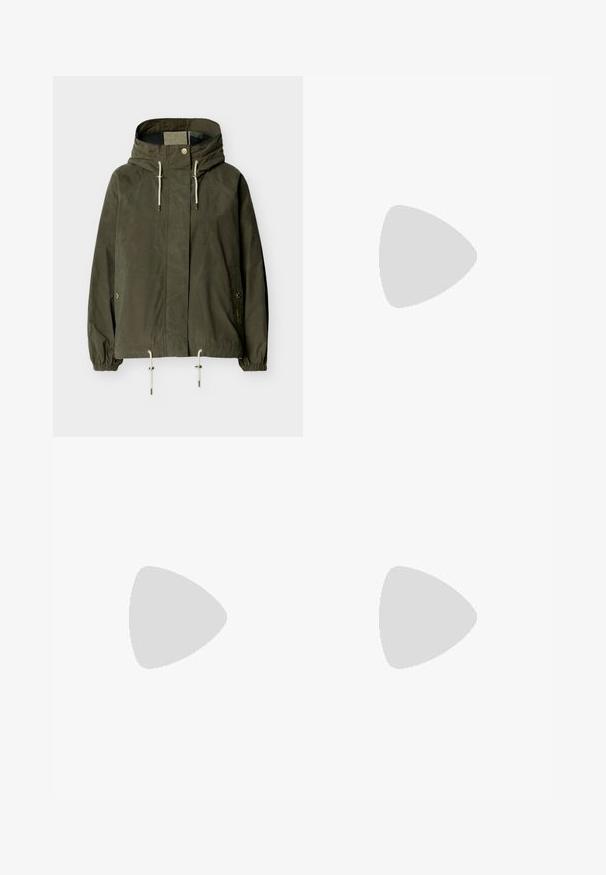 Veste à capuche verte avec fermeture éclair frontale, cordons réglables à la capuche et à l'ourlet, poignets élastiques et poches à boutons-pression.; T-shirt blanc uni à manches courtes et col rond présenté sur un fond gris clair.; Jean denim bleu foncé taille haute, jambe droite, avec bouton devant et poches, présenté sur fond blanc uni.; Baskets basses de couleur crème avec des coutures ondulées, une fermeture à lacets et une semelle crantée, vues de côté sur un fond uni.