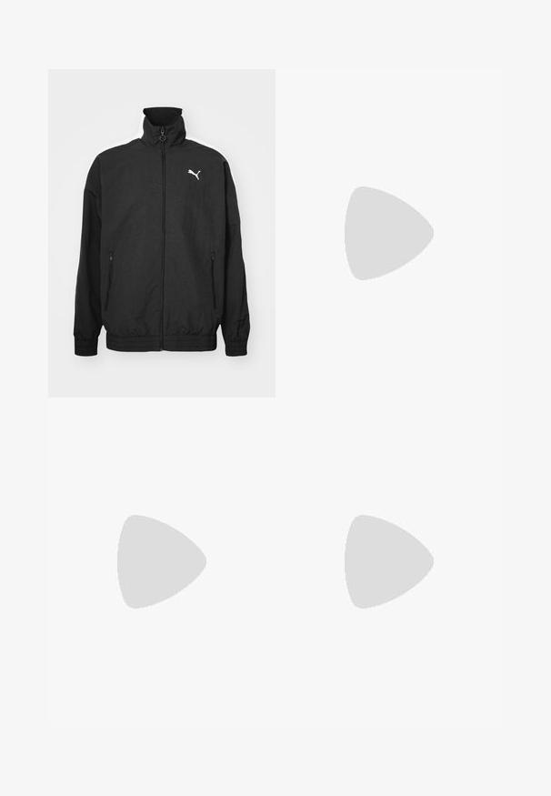 Schwarze Zip-Jacke mit hohem Kragen, elastischen Bündchen, Seitentaschen und weißem Puma-Logo auf der linken Brust; glatte Stoffoberfläche.; Schlichtes schwarzes kurzärmliges Sport-T-Shirt mit Rundhalsausschnitt, mittlerem Größenetikett im Halsausschnitt und kleinem Logo am unteren linken Saum.; Schwarze Jogginghosen mit elastischem Bund, Kordelzug, vorderen aufgesetzten Taschen und elastischen Bündchen vor weißem Hintergrund.; Schwarzer Stricksneaker mit weißer Sohle und "MOP"-Etikett auf der Zunge, auf einem beigen Teppich vor einem beigen Sofa platziert.