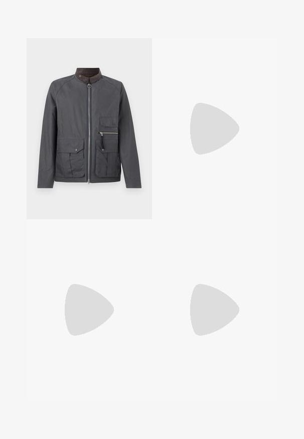 Veste pour homme de couleur gris foncé avec fermeture éclair à l'avant, col en velours côtelé marron et plusieurs poches à l'avant, dont une avec fermeture éclair sur le côté droit.; Sweat-shirt à manches longues gris clair avec col rond, à texture tricotée simple et unie, présenté sur un fond blanc.; Jean en denim bleu à jambes droites avec un effet délavé, fermeture avant par boutons, cinq poches et passants pour ceinture, posé à plat sur un fond blanc.; Baskets en daim blanc à finition lisse, embout rond, design lacé plat, avec des accents texturés contrastants. Comprend un détail de logo subtil.