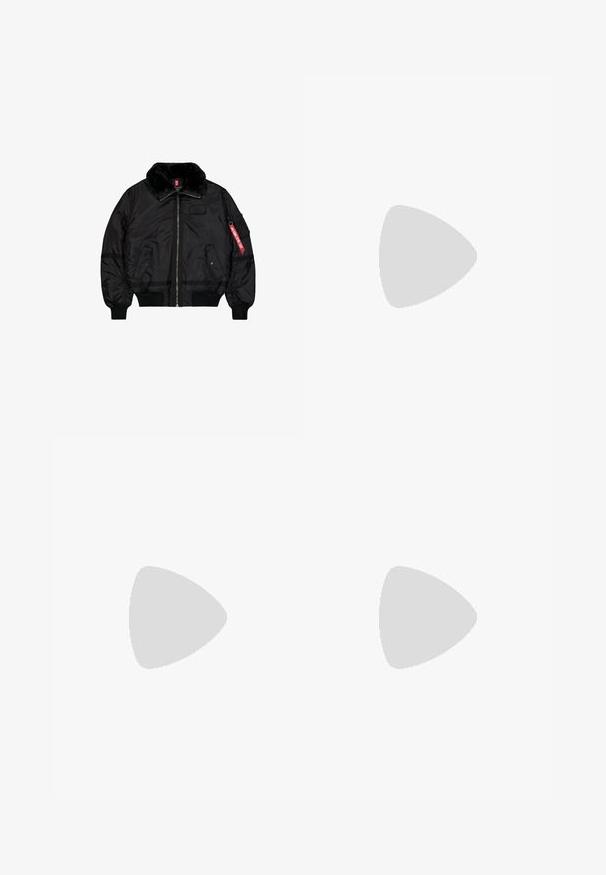 Čierna bomber bunda s kožušinovým golierom, predným zipsom, dvoma kapsami s klopami na cvoky, rebrovanými manžetami a lemom, a červenou štítkou "Remove Before Flight" na rukáve.; Alpha Industries NASA - Mikina - schwarz; Čierne cargo nohavice z bavlny, s dvoma prednými vreckami a dvoma bočnými cargo vreckami, s elastickými manžetami a pásom.; Čierno-biele tenisky Nike Air Force 1 s koženým zvrškom, perforovanou špičkou a textúrovanou podrážkou, kombinované s ohrnutými béžovými nohavicami a bielymi ponožkami.
