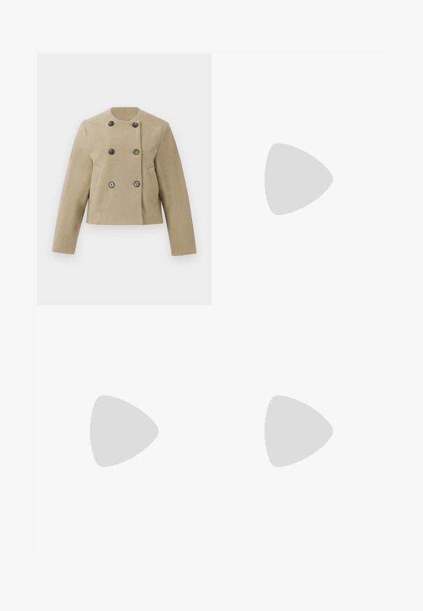 Beige cropped jakke med lange ærmer, rund halsudskæring, dobbeltknaplukning med mørke knapper og sidelommer på en hvid baggrund.; Langærmet top med en off-white krop og mørkeblå ærmer, med en bred halsudskæring og et cropped design. Blød, glat stoftekstur.; Lettere falmede mørkeblå denimjeans med høj talje, vide ben og klassisk fem-lomme design. Gule syninger som detaljer over det hele.; Mørkebrun Mary Jane-flad sko med spænde og sløjfedetalje, der hviler på en bølget blå tekstureret tæppe med grå polstret sofa i baggrunden.