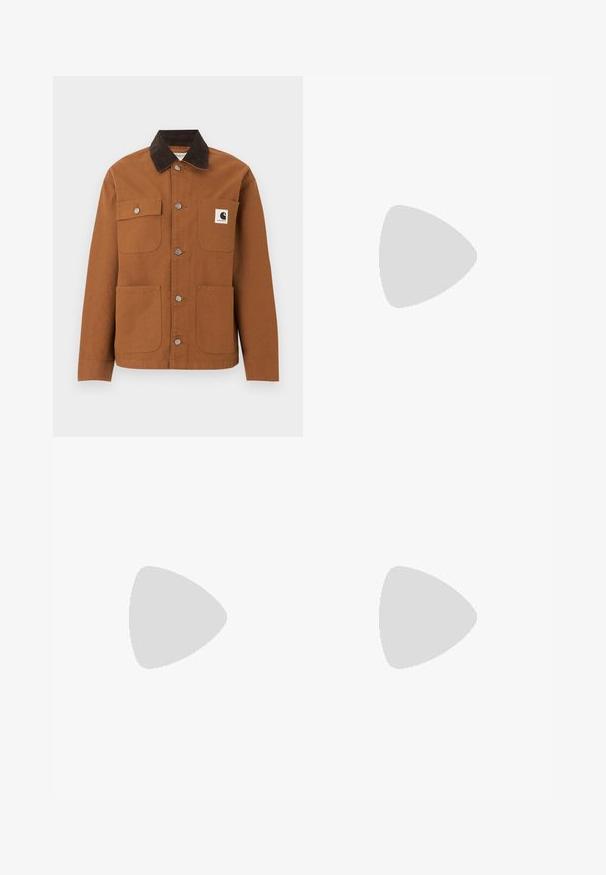 Καφέ μπουφάν Carhartt με μαύρο γιακά από κορδόνι, τέσσερις τσέπες μπροστά, εκ των οποίων η μία με λογότυπο, και μεταλλικά κουμπιά σούστες μπροστά.; Μαύρο κοντοκομμένο μπλουζάκι με άσπρα μακριά μανίκια και το λογότυπο "Dickies Workwear" στο αριστερό στήθος.; Τζιν παντελόνι από σκούρο μπλε denim με ψηλή μέση, φαρδύ παντελόνι, μπροστινές τσέπες, πλαϊνές τσέπες χρήσης και κούμπωμα με κουμπί και φερμουάρ.; Μπεζ αθλητικό παπούτσι Nike με λευκό σήμα και κορδόνια, σε ενδιάμεση θέση στον αέρα πάνω από επιφάνεια από μπετόν και σκαλοπάτια στο φόντο.