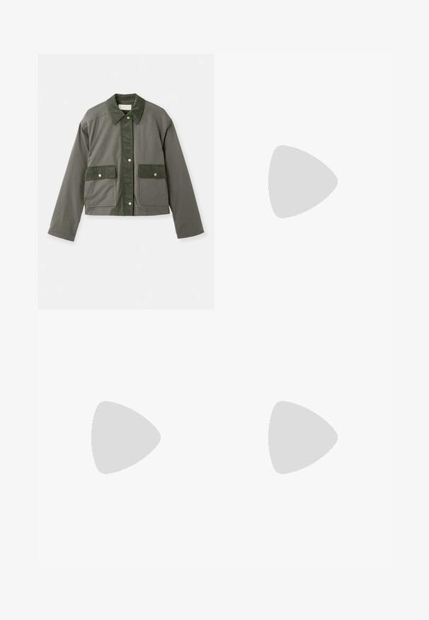 Vanessa Bruno ENGIE - Veste légère - olive; Pull en maille côtelée de couleur crème avec col en V style cache-cœur, manches longues et taille cintrée sur fond clair.; Pantalon beige taille haute à jambes larges avec plis sur le devant et fermeture éclair dissimulée, fabriqué en tissu texturé.; Filippa K REY FLATS - Ballerines - bright red