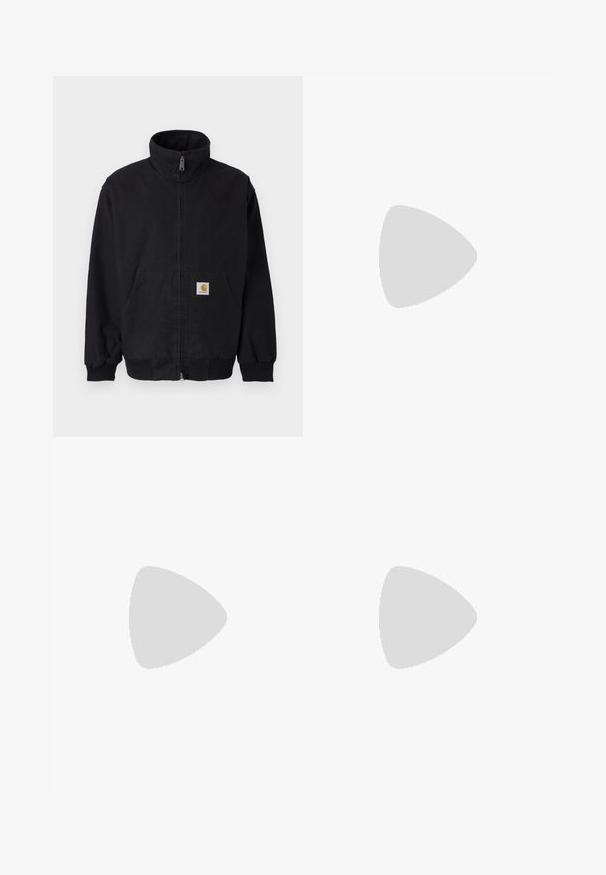 Veste noire zippée avec col montant, poignets et ourlet côtelés, dotée d'une poche avant et d'un petit patch logo sur le côté gauche.; T-shirt en coton blanc à manches courtes, col rond, avec un petit logo doré sur la poitrine gauche. Texture douce et coupe régulière.; Pantalons noirs à taille élastique avec cordon de serrage réglable, jambes larges et texture en coton lisse. Pas de motifs ni de détails matériels visibles.; Bottine en cuir brun avec œillets en métal, doublure en fourrure blanche, col rembourré noir, semelle robuste et logo en relief sur le côté.