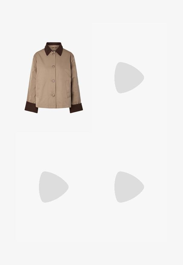 Beige jakke med mørkebrun krave og manchetter, knapper foran og to sidelommer, vist på hvid baggrund.; Beige strikket kjole med krave, fem knaplukninger og lange ærmer med ribbede manchetter. Glat tekstur, tætsiddende silhuet.; Knæhøj, mørkebrun læderstøvle med spids tå, vinkelret blokhæl og en glat, blank overflade. Har et enkelt design og syningsdetaljer.; Brun lakeret håndtaske med rektangulær form, to lange håndtag og subtile buede detaljer på fronten.