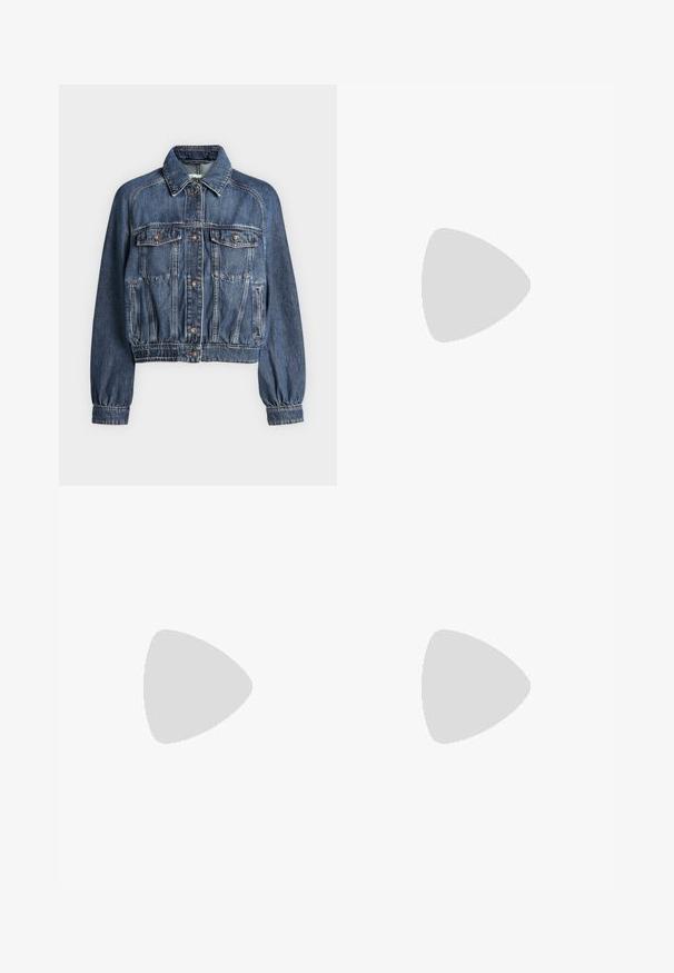 Veste en jean bleue avec fermeture à boutons, deux poches poitrine à rabat, poches latérales et poignets et ceinture élastiques.; T-shirt noir uni à manches courtes avec col rond et petite étiquette de marque blanche à l'intérieur du col.; Jean en denim bleu avec une coupe droite, bouton et fermeture éclair à l’avant, et des détails légèrement délavés sur les cuisses et les genoux.; Chaussure plate en cuir noir à bout pointu avec talon bas et finition lisse, vue de côté sur un fond gris clair.
