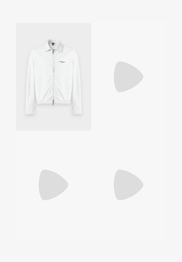 Veste en velours côtelé blanche avec une fermeture éclair avant intégrale, col, poches latérales et logo "Armani Exchange Milano" sur la poitrine.; T-shirt noir à manches courtes et col rond avec un logo Emporio Armani embossé discret sur la poitrine, sur un fond uni.; Pantalon de survêtement noir avec taille élastique et cordon, avec un petit patch logo EA7 rectangulaire sur la partie supérieure de la cuisse gauche.; Baskets en cuir noir avec une finition lisse, bout arrondi, fermeture à lacets, col rembourré et accents latéraux texturés. Détail du logo subtil visible.