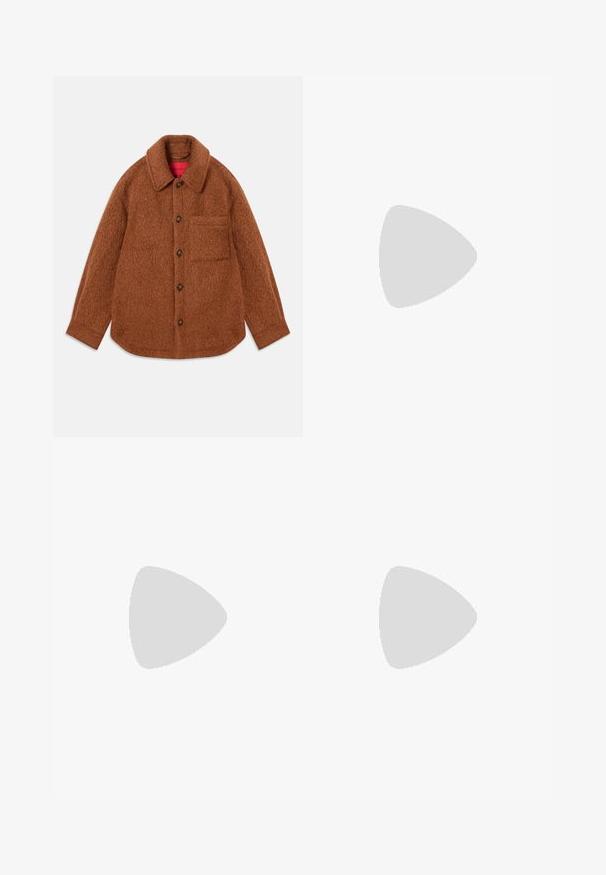 Veste-shirt en laine marron avec une finition texturée, un col et des fermetures à bouton. Dotée d'une poche poitrine simple sur la gauche.; Débardeur sans manches à côtes de couleur marron foncé avec un petit logo de renard blanc centré sous l'encolure, étiquette de taille visible à l'intérieur du col.; Short beige taille haute avec passants de ceinture, plis devant et coupe large aux jambes, présenté sur un fond clair uni.; Bottine en cuir gris foncé pour femmes grandes, avec un talon moyen et un bout arrondi, vue de côté sur fond blanc.