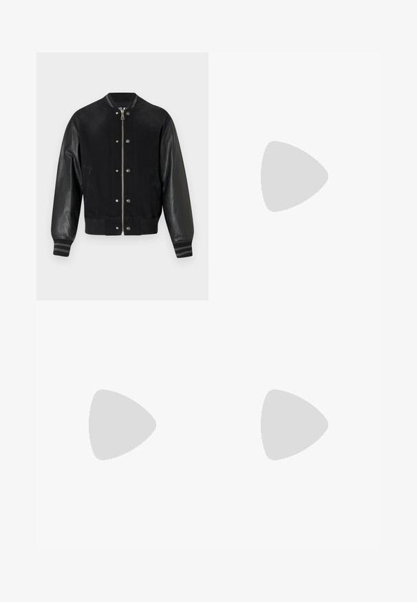 Schwarze Bomberjacke mit Denim-Körper, ledernen Ärmeln, gestreiften Rippenbündchen und Druckknopf-Details. Vorderer Reißverschluss und seitliche Taschen.; Schwarzes Poloshirt mit kurzen Ärmeln, goldfarbenem Barockmuster auf den Schultern und unter dem Kragen sowie dezentem Versace Jeans Couture-Logo auf der Brust.; Schwarze Hose mit geradem Bein, elastischem Bund und Kordelzug mit Metallenden, flach auf hellem Hintergrund ausgelegt.; Weißer klobiger Sneaker mit dicker Sohle, Schnürdesign und dem Schriftzug "Versace Jeans Couture" in fetten schwarzen Buchstaben an der Seite.
