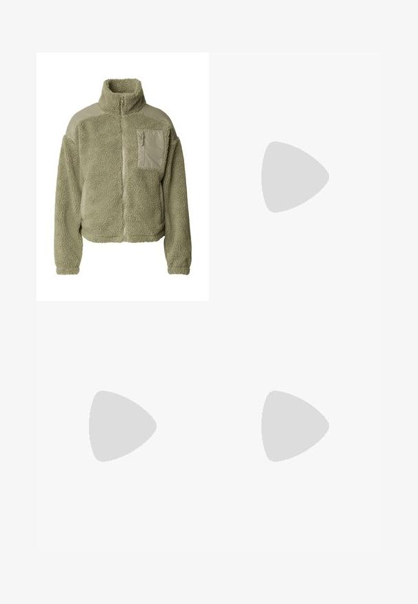 Veste sherpa vert olive à fermeture éclair intégrale, col montant, panneaux d'épaule en nylon et poche poitrine zippée sur le côté gauche.; Pull polaire gris clair avec col montant, fermeture éclair au quart, et bordure blanche traversant la poitrine et les manches ; texture douce, coupe ample.; Pantalons cargo vert olive avec taille élastique, deux poches cargo sur les côtés et poignets à cordon de serrage. Fabriqués en tissu léger et texturé.; Buffalo ASPHA LACEUP MID - Bottines à lacets - khaki