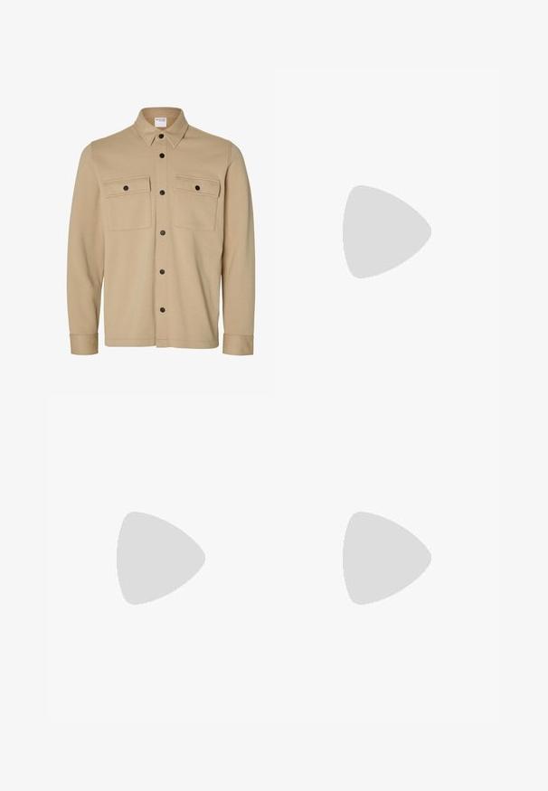 Beige overhemdjack met lange mouwen, zwarte drukknopen, twee voorzakken met klep en een klassieke kraag van het merk Selected Homme.; Zwarte t-shirt met korte mouwen van zacht katoen. Ronde hals met een relaxte pasvorm, voorzien van nette, eenvoudige lijnen en geen zichtbare patronen.; Zwarte jeans met rechte pijpen, knoop- en ritssluiting, riemlussen en voor- en achterzakken, getoond tegen een effen witte achtergrond.; Zwarte leren instappers met een ronde neus, voorzien van een decoratieve riem en een stevige rubberen zool met diepe groeven voor grip.
