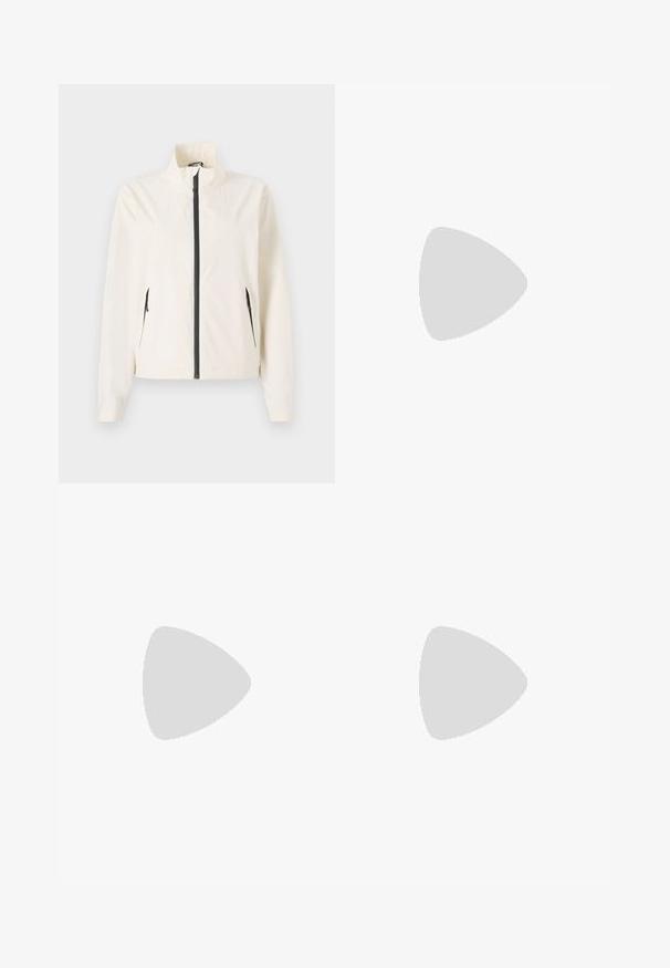 Let the cremefarvede jakke være let og have en høj krave, sort lynlås og sidelommer. Den har en glat tekstur og skræddersyet pasform.; Lysegrøn T-shirt med korte ærmer, afslappet pasform, rund halsudskæring og minimale syningsdetaljer. Lavet af blødt bomuldsmateriale.; Sorte vide bukser lavet af et glat stof, med en knaplukning og plisseringer for ekstra struktur. Simpelt, minimalistisk design.; Sort flad lædersko med spidst tåparti og lav hæl, vist i sideprofil mod en hvid baggrund.