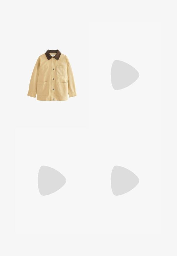 Chaqueta de algodón beige con un cuello de pana marrón, botones de presión y dos bolsillos frontales. Tiene un corte relajado y mangas largas.; Camiseta blanca de manga corta con cuello redondo y un ajuste holgado, con una etiqueta "WEEKDAY" en la parte interior trasera del cuello.; Jeans de mezclilla de color azul claro con un corte relajado. Presenta cuatro bolsillos, un cierre de botón clásico y un desvanecimiento mínimo para una textura uniforme.; Zapatilla de lona blanca con puntera redonda, cierre de cordones y un discreto detalle de logo. Presenta una tela texturizada y suela de goma.