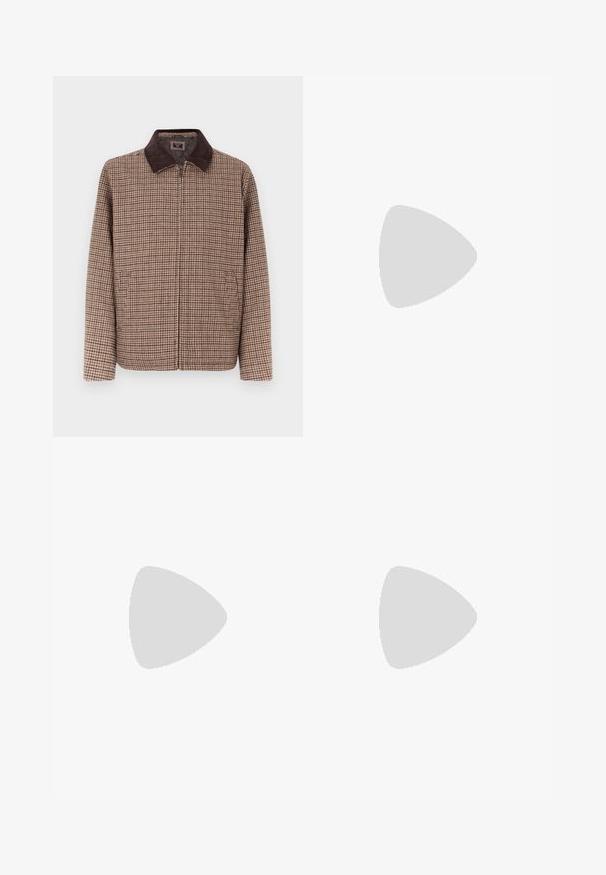 Veste à carreaux marron avec un col en velours côtelé marron foncé, dotée d'une fermeture éclair à l'avant et de deux poches latérales. Le textile a une texture lisse.; Polo beige à manches longues avec col et deux boutons, poignets et ourlet côtelés, présenté sur un fond clair uni.; Pantalon en velours côtelé noir au design droit, comportant cinq poches et une fermeture à bouton en métal. Texture douce avec des nervures verticales.; Mocassins en cuir noir avec un bout arrondi, des coutures décoratives et une semelle texturée pour une meilleure adhérence. Talon légèrement surélevé.