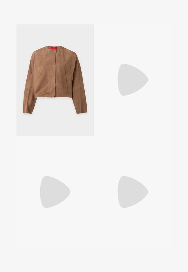 Veste courte en daim marron avec manches longues, col rond et deux poches avant, présentée sur un fond uni.; Polo bleu marine à manches courtes avec rayures horizontales blanches et patte boutonnée, texture côtelée et col pointu.; Pantalon marron taille haute à jambes larges avec bouton devant, passants de ceinture, et coutures visibles sur fond clair.; Chaussure slingback en cuir marron foncé à texture crocodile, bout pointu, talon bas bloc et bride ajustable avec boucle dorée.