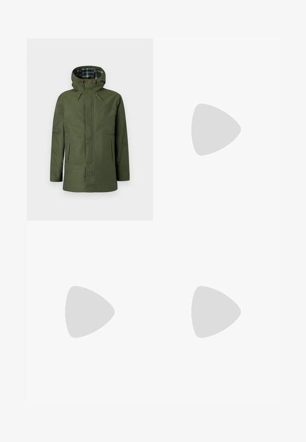 Veste imperméable vert olive avec capuche, doublure intérieure à carreaux, poches latérales et boutons décoratifs sur le devant.; Pull-over bleu marine à manches longues avec fermeture à glissière quart, petit logo d'oiseau jaune sur la poitrine gauche, poignets et ourlet côtelés.; Jean en denim bleu foncé à jambes droites avec poches avant, passants pour ceinture, fermeture par bouton et un détail en boucle sur le côté droit.; Bottine noire en cuir avec œillets dorés, accents marron et semelle en caoutchouc. Comprend un col rembourré et un logo estampé sur le côté.