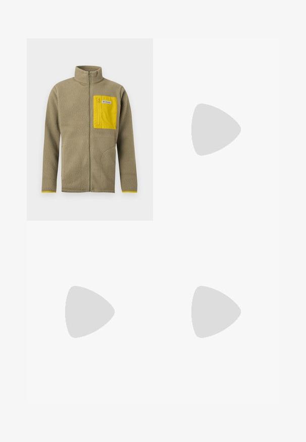 Φωτεινό καφέ fleece μπουφάν με φερμουάρ μπροστά και κίτρινη τσέπη στο στήθος με φερμουάρ, με ετικέτα της μάρκας Columbia.; Λευκό βαμβακερό T-shirt με κοντά μανίκια, στρογγυλή λαιμόκοψη και λεία υφή. Απλός σχεδιασμός χωρίς σχέδια ή γραφικά.; Χακί cargo παντελόνι φτιαγμένο από ανθεκτικό βαμβακερό ύφασμα, με πλαϊνές τσέπες, ίσια πόδια και φερμουάρ με κλείσιμο κουμπιού.; Αθλητικό παπούτσι σε ανοιχτό μπεζ και γκρι με μαύρη σόλα, αιωρούμενο στον αέρα μπροστά από πλακιδωτό τοίχο και φόντο γκρι δαπέδου.