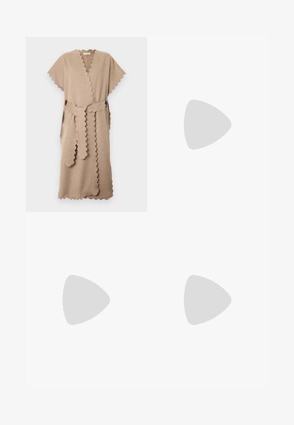Robe portefeuille beige mi-genou avec bords festonnés, manches courtes et ceinture assortie à bords festonnés nouée à la taille.; Robe maxi sans manches à rayures verticales beige et blanche, avec fines bretelles et encolure droite.; Sandale à talon noire avec de fines brides et une petite boucle décorative. La semelle intérieure est d'une couleur bordeaux contrastante, avec un talon conique élancé.; Sac à bandoulière en cuir marron en forme de croissant avec une fermeture éclair dorée et plusieurs pampilles en cuir suspendues à la sangle sur fond blanc.