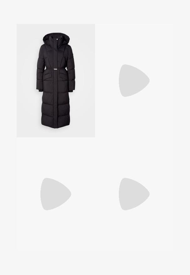 Lange zwarte gewatteerde winterjas met capuchon, voorzakken, een ceintuurlijn en een ritssluiting aan de voorkant, gepresenteerd op een witte achtergrond.; Zwarte coltrui gemaakt van een lichte gebreide stof. Beschikt over lange mouwen en een aansluitende snit met raglan naden.; Crème wijde benen broek van gladde stof. Heeft een mid-rise taille, ritssluiting en twee voorzakken met zwarte hardware accenten.; Zwarte leren enkellaars met puntige neus en lage hak, afgebeeld tegen een glazen blokkenmuur en gepolijste vloer op de achtergrond.