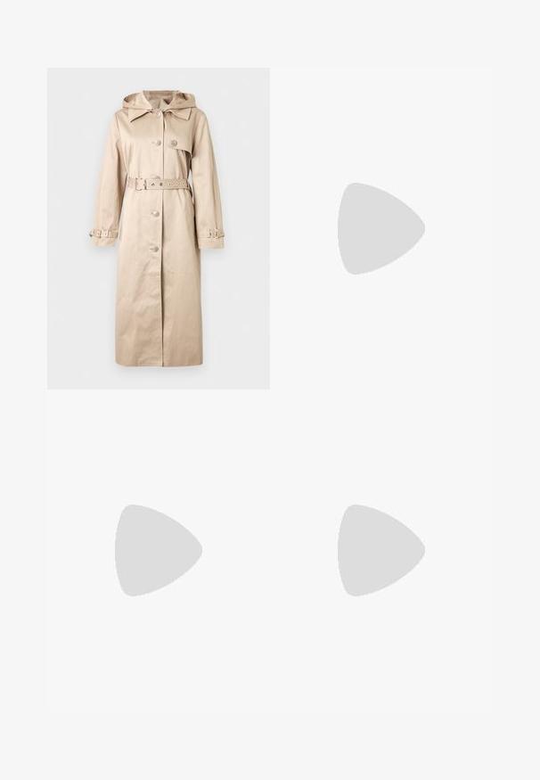 Trench-coat long beige avec capuche, fermeture à boutons, taille ceinturée et sangles ajustables aux poignets, présenté sur un fond uni.; Haut à manches longues en tissu noir transparent avec des rayures abstraites blanches, col montant et coupe ajustée, mettant en valeur un motif moderne.; Jean noir à jambes larges en denim, avec une taille haute, de grandes poches avant, et des accessoires ronds argentés à la ceinture.; Bottine en cuir noir avec un bout rond, texture lisse, panneaux élastiques sur les côtés et un petit talon carré. Logo embossé sur le côté.