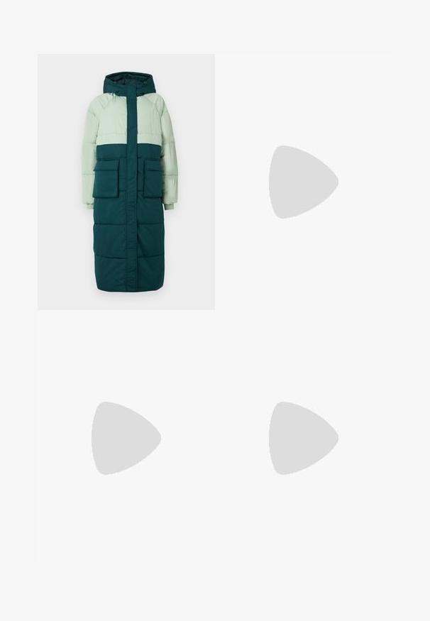 Puffjakke med hætte, har et farveblokeringsdesign i lys grøn og mørk teal, to frontlommer og ribbede manchetter.; Hvid langærmet top med struktureret stof, med en diagonalsøm og en lyseblå detalje på den nederste ærme, rund udskæring.; Lysblå denim bukser med bred ben og høj talje, med knaplukning, fem lommer og frynset kant.; Lavprofileret sneaker i cremefarve med bølget syning, snørebånd og en rilleret sål, vist fra siden på en ensfarvet baggrund.