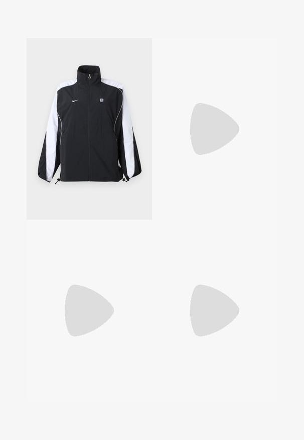 Αθλητικό μπουφάν Nike σε ασπρόμαυρο με πλήρες φερμουάρ μπροστά, ψηλό γιακά και λογότυπο στο αριστερό στήθος και ρίγες στα μανίκια.; Μαύρο κοντομάνικο τοπ με ριμπ υφή, με στρογγυλή λαιμόκοψη και μικρό λευκό λογότυπο Nike στο στήθος.; Μαύρο φαρδύ παντελόνι φτιαγμένο από μαλακό ύφασμα με ελαστική μέση και διακριτική λεπτομέρεια πλαϊνής τσέπης, με λεία υφή και μινιμαλιστικό σχεδιασμό.; Μαύρο και άσπρο χαμηλό παπούτσι ποδοσφαίρου Nike Total 90 III με κορδόνια και κόκκινο λογότυπο στη φτέρνα, εμφανιζόμενο από την εξωτερική πλευρά.