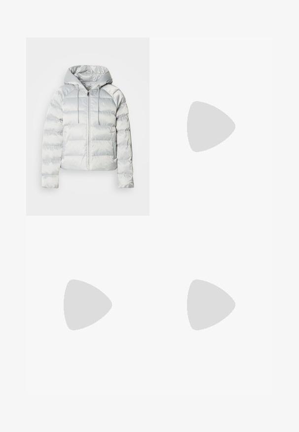 Sølv pufferjakke med hætte, lynlås foran og en quiltet design. Har snoretræk på hætten og logoaccent på brystet.; Hvid langærmet rullekravetop med lille Calvin Klein-logo patch centreret på brystet på en ensfarvet hvid baggrund.; Sorte højtaljede leggings med semi-gennemsigtige meshpaneler på forlårene og underbenene, sømløst design, tætsiddende silhuet.; Calvin Klein sneakers med overdel i sort mesh, sølvaccenter og en kraftig hvid sål med sort mønster. Logo vist på siden.