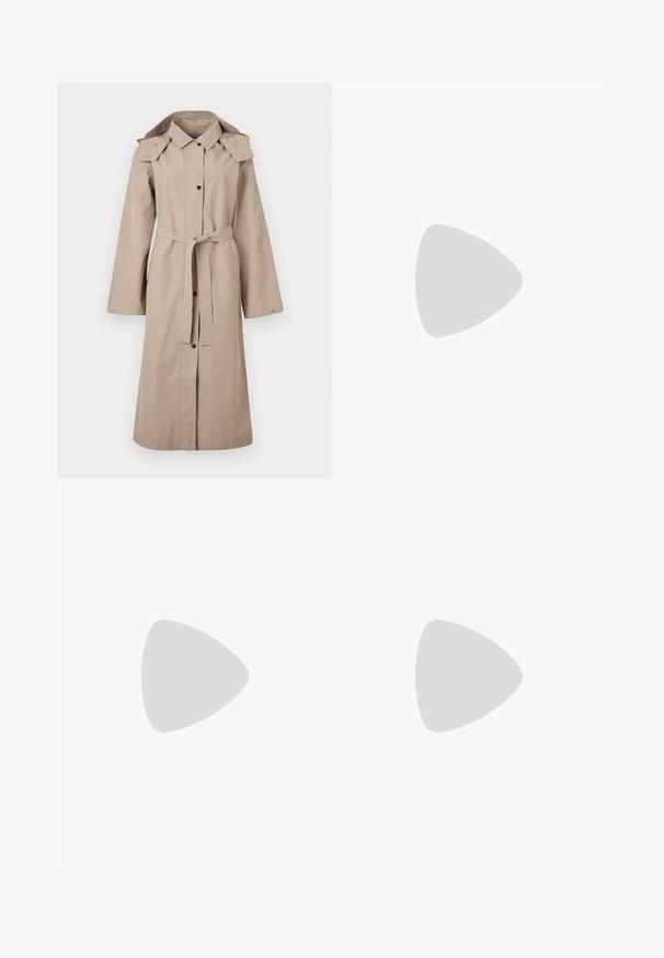 Trench-coat beige avec ceinture à la taille, fermeture par boutons, manches larges et capuche. Tissu lisse avec peu de détails et sans motifs.; Pull en V beige avec des rayures rouge foncé et crème. Doté de manches longues et d'un ourlet côtelé. Texture douce et coupe décontractée.; Jean en denim bleu foncé avec une évasement large, taille haute, poches avant et couture dorée contrastante. Équipé d'une fermeture à double bouton.; Ballerine en cuir verni marron avec un bout carré et une lanière ornée d'une petite boucle dorée. Texture lisse, talon bas et design minimaliste.