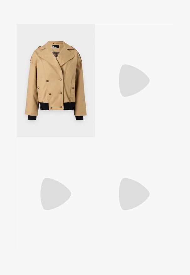 Veste beige à double boutonnage avec larges revers, boutons dorés, doublure intérieure à carreaux, poignets et bas en maille côtelée noire, et épaulettes sur les épaules.; Haut noir sans manches avec col roulé, au design ajusté, fabriqué en tissu doux, avec un col côtelé et une texture lisse.; Jupe plissée beige en tissu lisse légèrement brillant. Dotée d'une taille haute et de plusieurs plis verticaux le long de l'ourlet.; Bottes en cuir noires montant jusqu'aux genoux, avec bout pointu et talon bas carré, présentant une texture lisse et un design épuré et élégant.