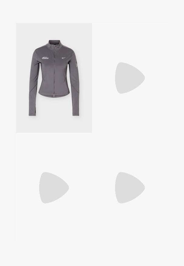 Γκρι μακρυμάνικο μπουφάν Nike με φερμουάρ και όρθιο γιακά, λευκά λογότυπα Nike στο στήθος και διακριτικές λεπτομέρειες στα μανίκια.; Αμάνικη αθλητική μπλούζα σε μωβ απόχρωση με ασύμμετρο ντεκολτέ και μικρό λευκό λογότυπο Nike στο κάτω αριστερό μέρος.; Ανοιχτό μπλε αθλητικό σορτς με ελαστική μέση, καμπυλωτές πλευρικές ραφές και λευκό λογότυπο Nike swoosh στο μπροστινό δεξί πόδι.; Μαύρα αθλητικά παπούτσια με υφή στο πάνω μέρος, καφέ λεπτομέρειες και μωβ σόλα με αερόστρωση. Σχέδιο με κορδόνια και έντονη σήμανση.