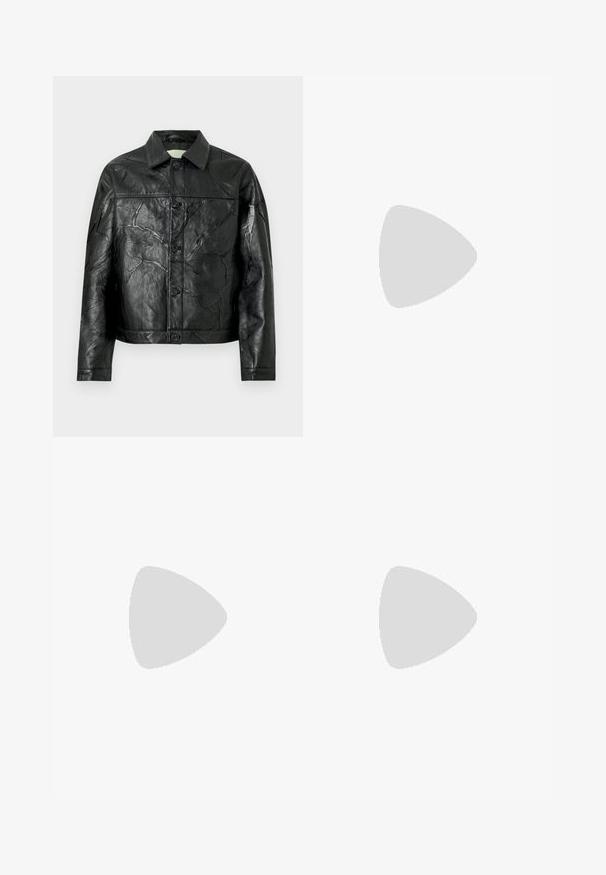 Veste en cuir noire avec une texture froissée, fermeture boutonnée, col pointu et manches longues. Comprend deux poches avant.; Débardeur noir sans manches en matériau léger, avec un col rond et une texture subtile, doté d'un détail d'ourlet contrasté.; Pantalons en polaire noire avec taille élastique et coupe droite. Texture lisse sans motifs ni éléments métalliques visibles.; Mocassins en cuir noir avec un embout rond, présentant des accents en métal doré et des détails de couture, montés sur une semelle en caoutchouc texturé et basse.